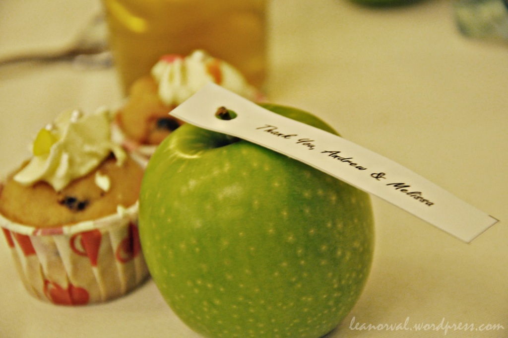 their wedding theme colour was green hence the green apple as favors 